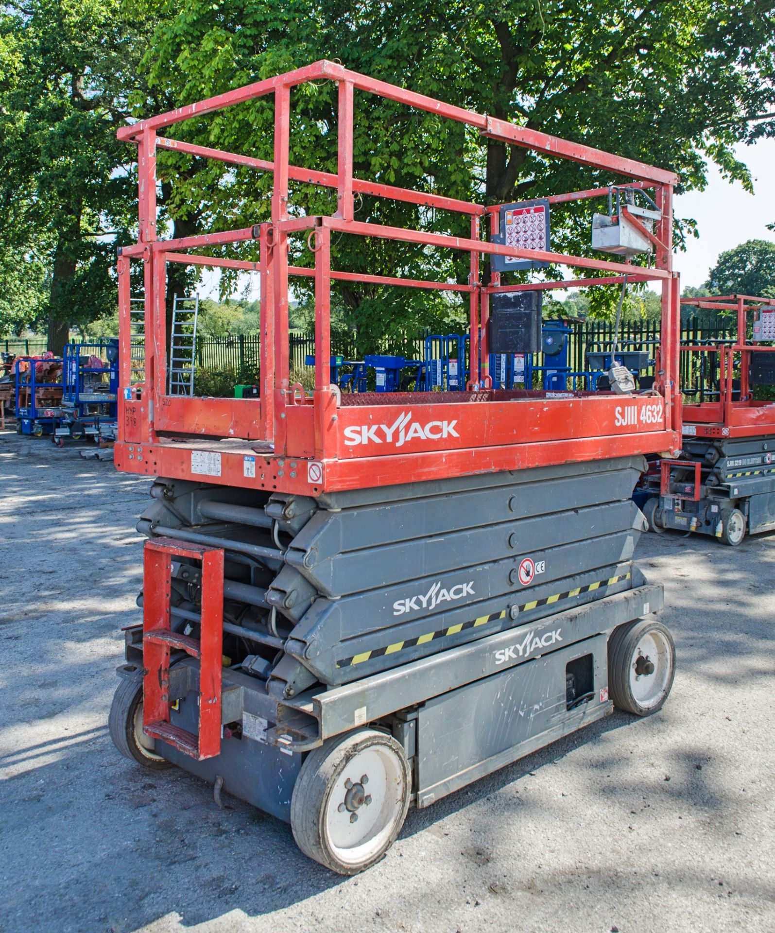 Skyjack SJ111 4632 battery electric scissor lift Year: 2015 S/N: 70024235 HYP398