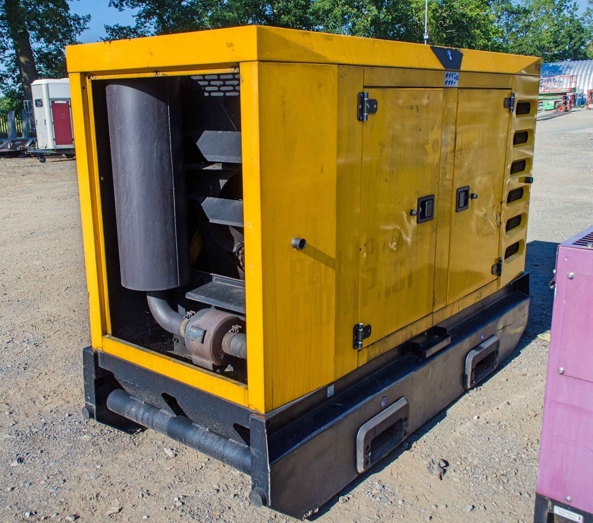 SDMO 60 kva diesel driven generator Year: 2015 S/N 3526 ** Parts missing ** H5104567 Weight: 2040 - Image 3 of 13