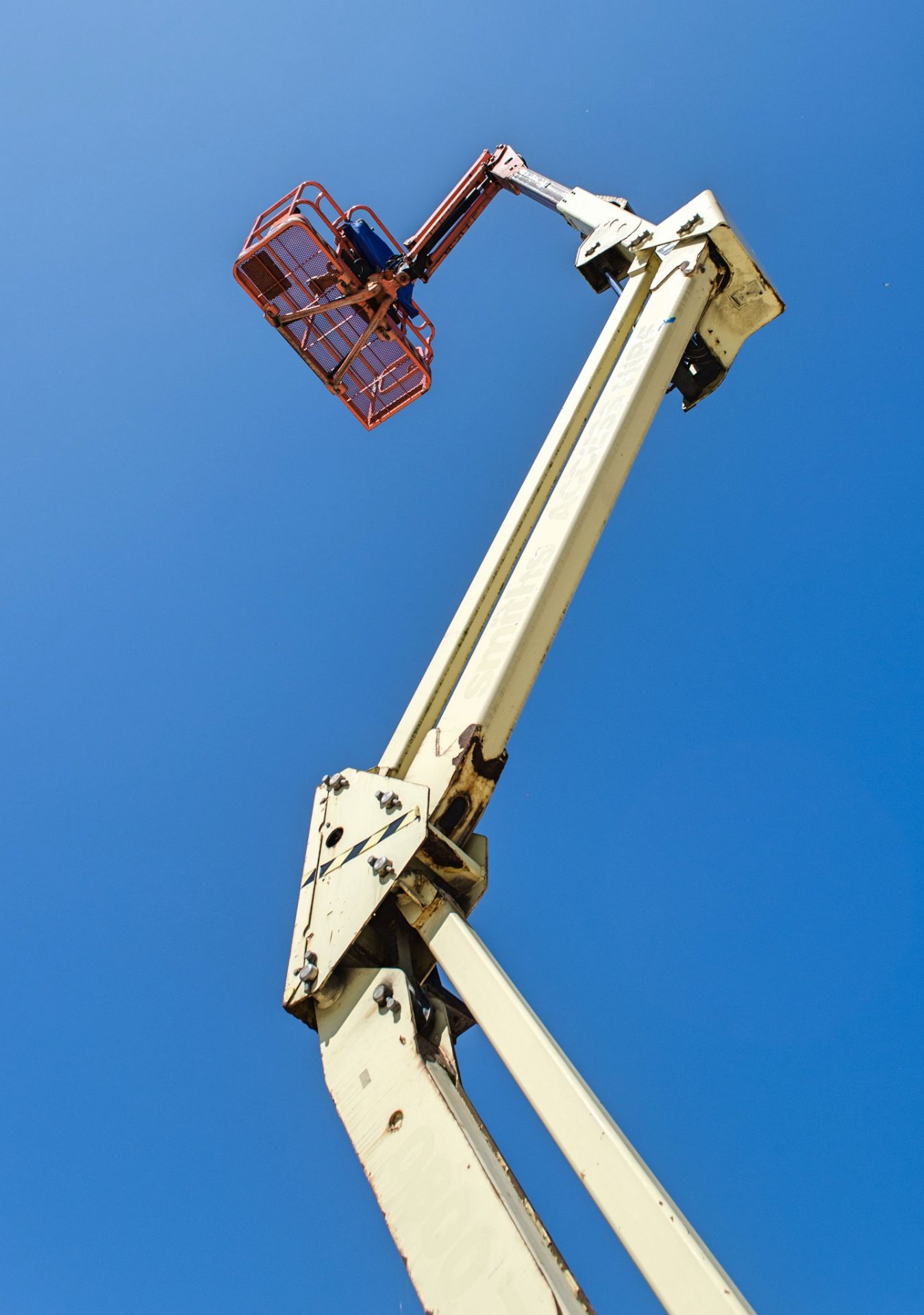 JLG 450AJ SII 45 foot diesel driven 4WD articulated boom lift Year: 2008 Recorded hours: 3300 S/N: - Image 8 of 18