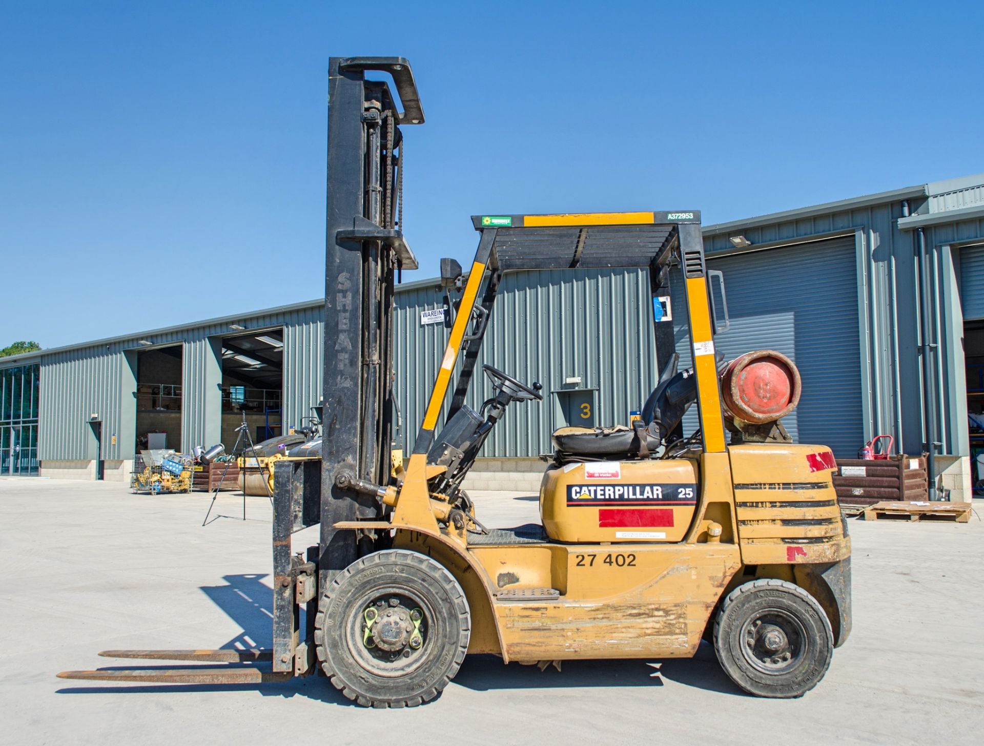 Caterpillar GP25 2.5 tonne gas fork lift truck S/N: 6AN00040 Recorded Hours: 9701 A372953 - Image 7 of 21