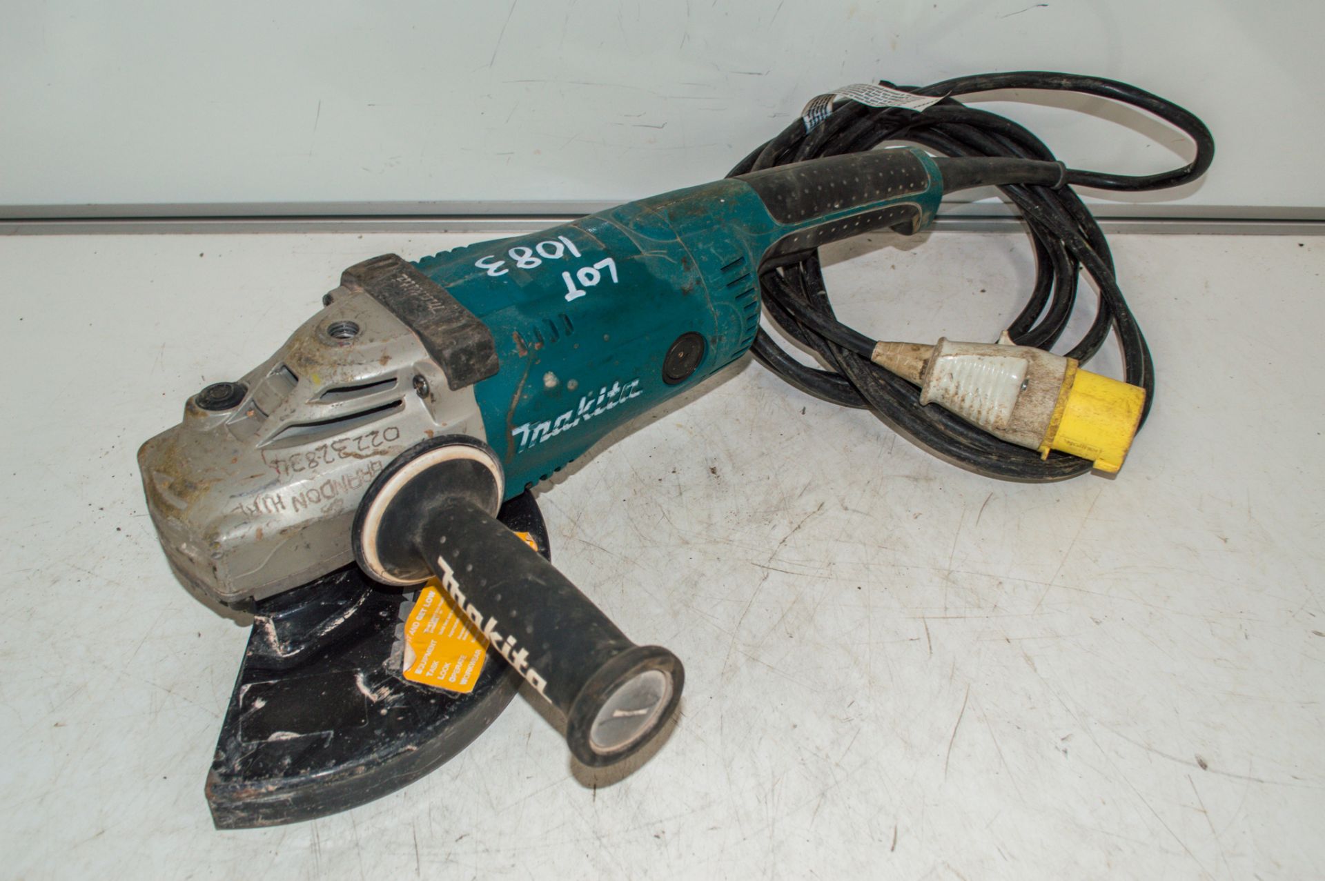 Makita GA9020 110v angle grinder 02232834