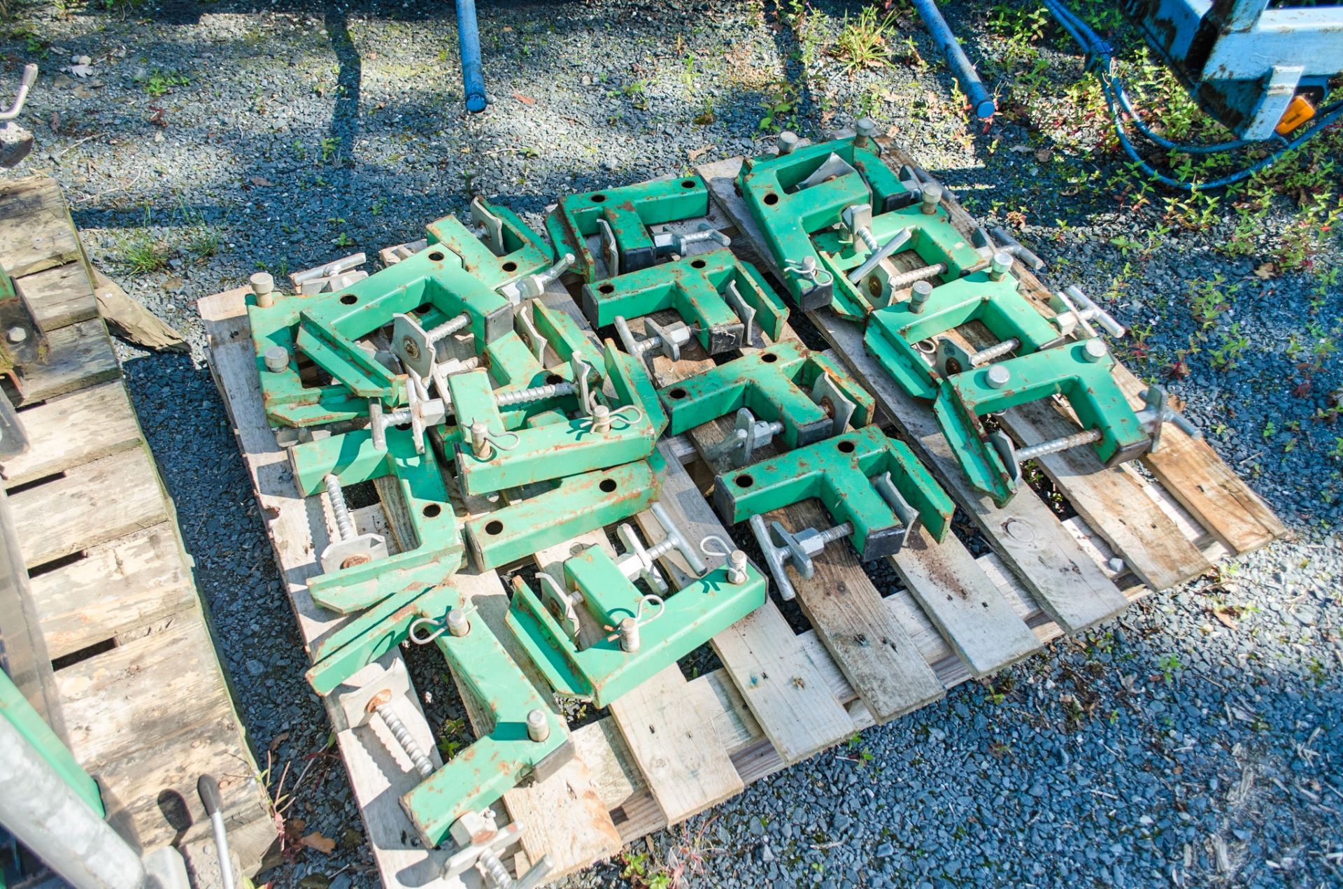 5 - steel personnel platforms and clamps as photographed - Image 2 of 2