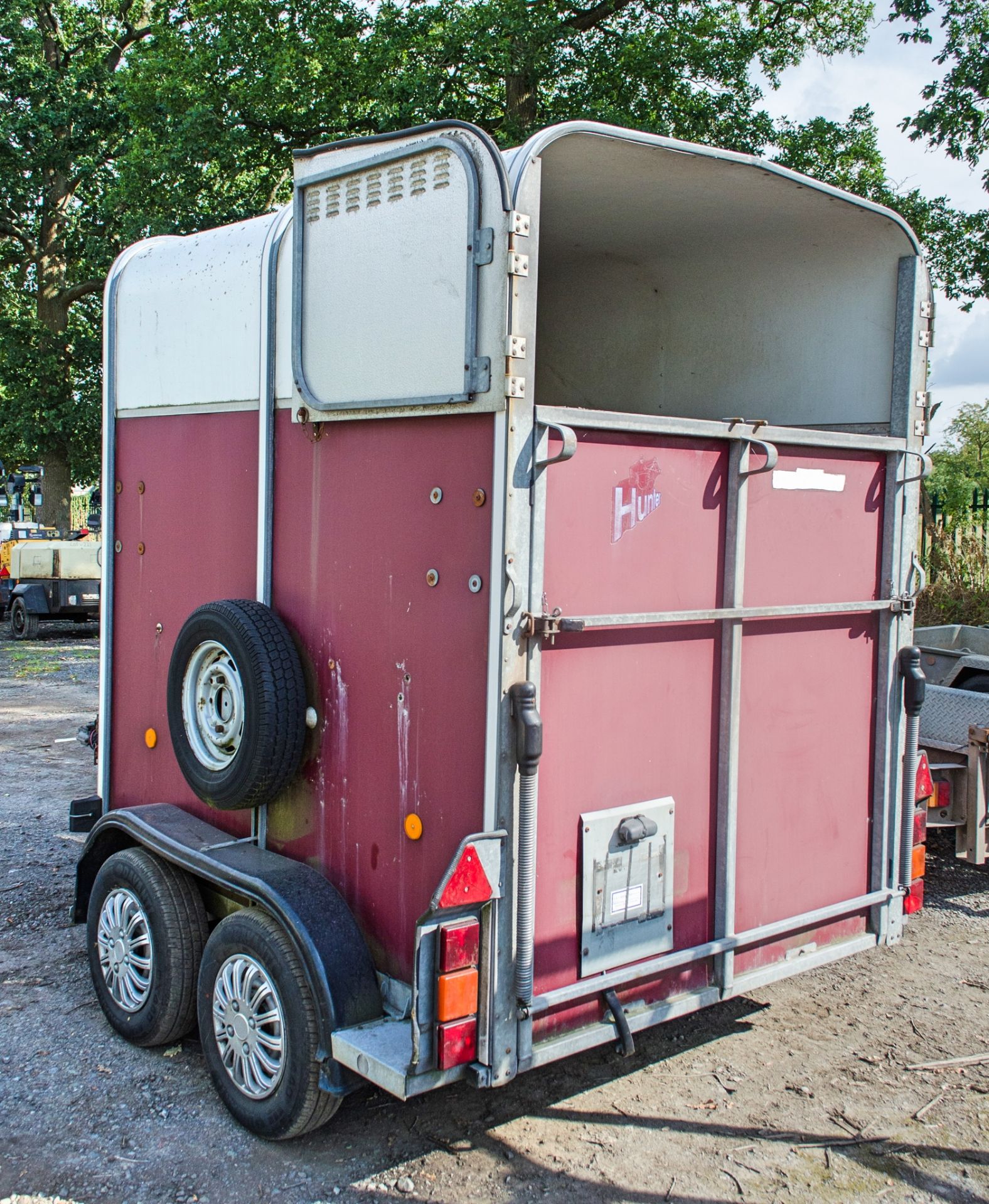 Ifor Williams HB505R Hunter horse box trailer S/N: WO238802 c/w aluminium floor ** No centre divider - Image 8 of 8