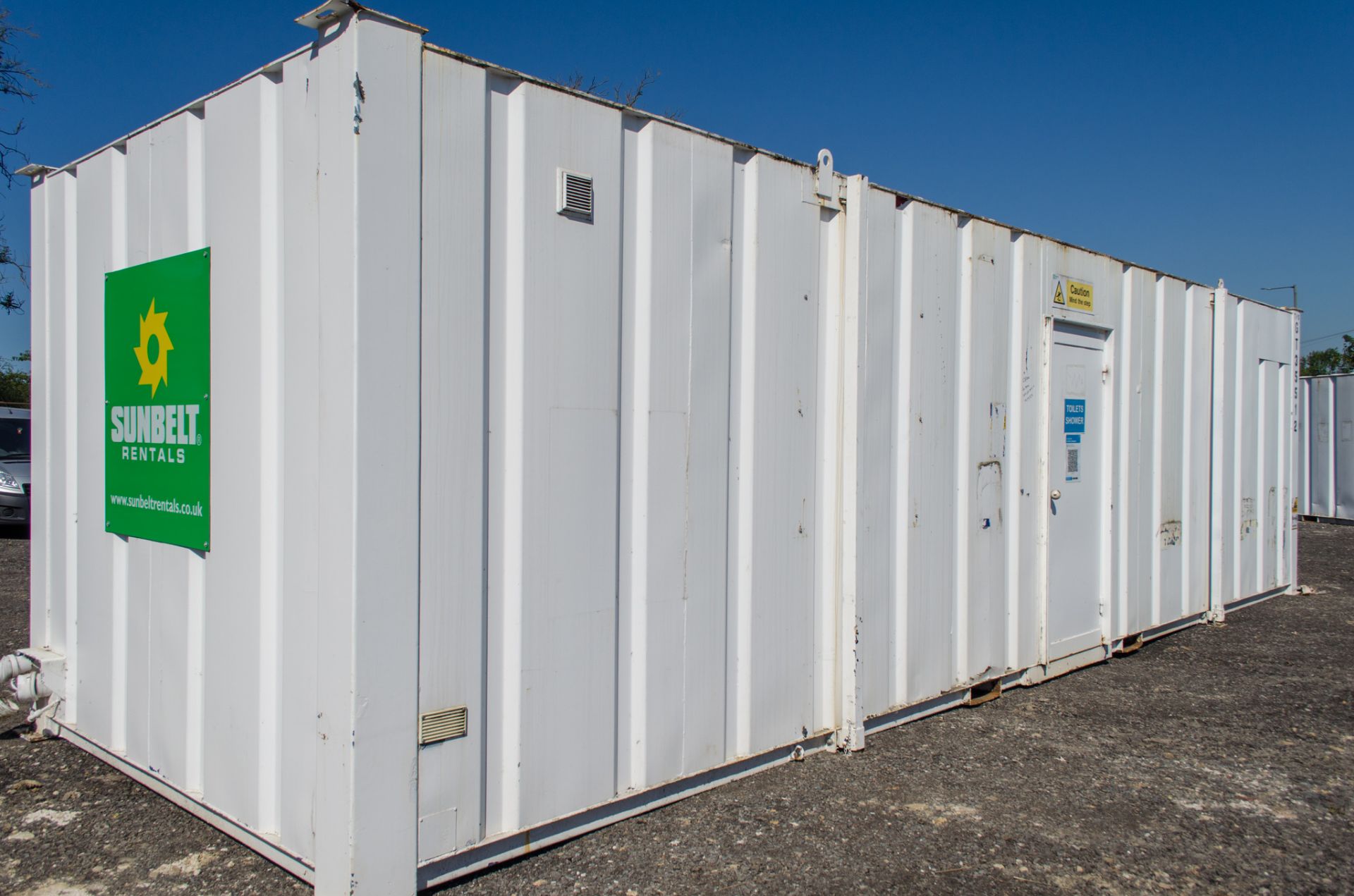 32 ft x 10 ft steel toilet/shower site unit Comprising of: Gents toilet (4 - urinals, 4 - cubicles & - Image 2 of 16