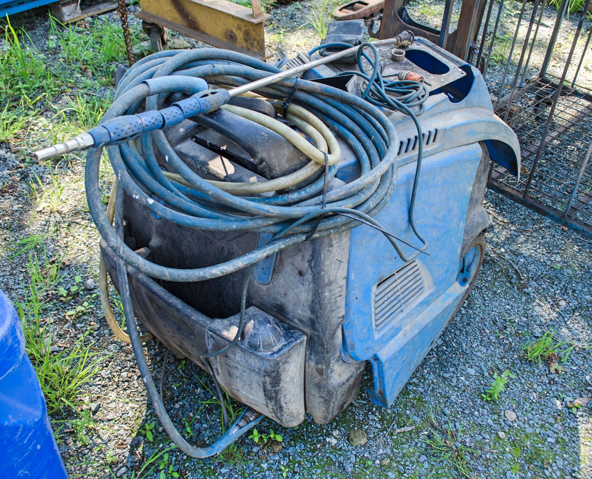 240 volt steam cleaner ** In disrepair ** - Image 2 of 2