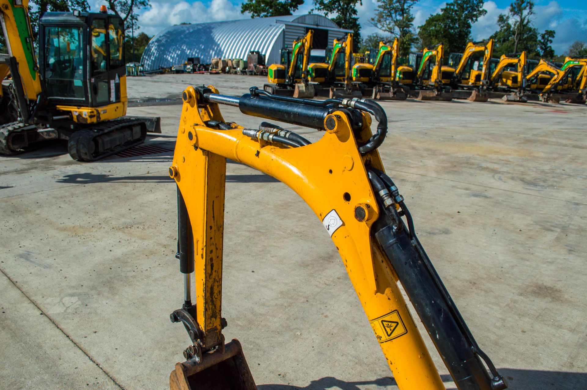 JCB 8008cts 0.8 tonne rubber tracked micro excavator Year: 2018 S/N: 749839 Recorded Hours: 912 - Image 11 of 20