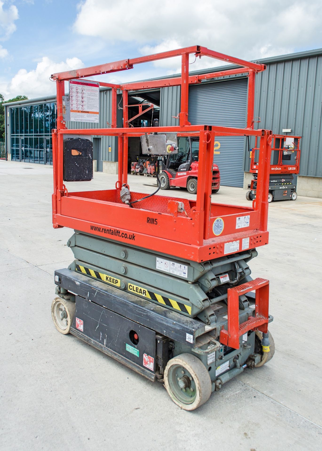 Skyjack SJIII 3219 battery electric scissor lift Year: 2004 S/N: 243244 R1115 - Image 4 of 10