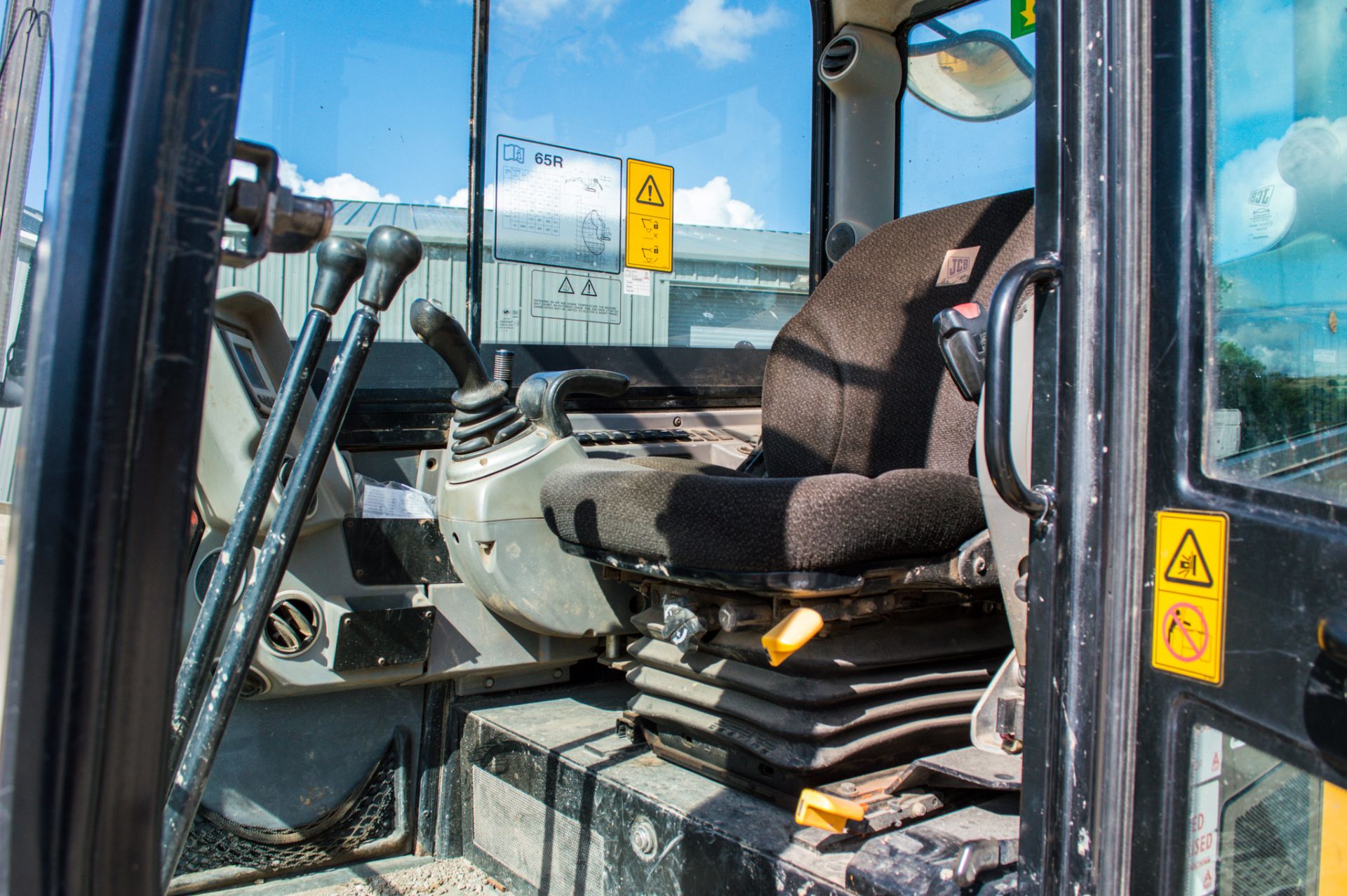 JCB 65R-1 6.5 tonne rubber tracked midi excavator Year: 2015 S/N: 1914004 Recorded Hours: 2859 - Image 17 of 20