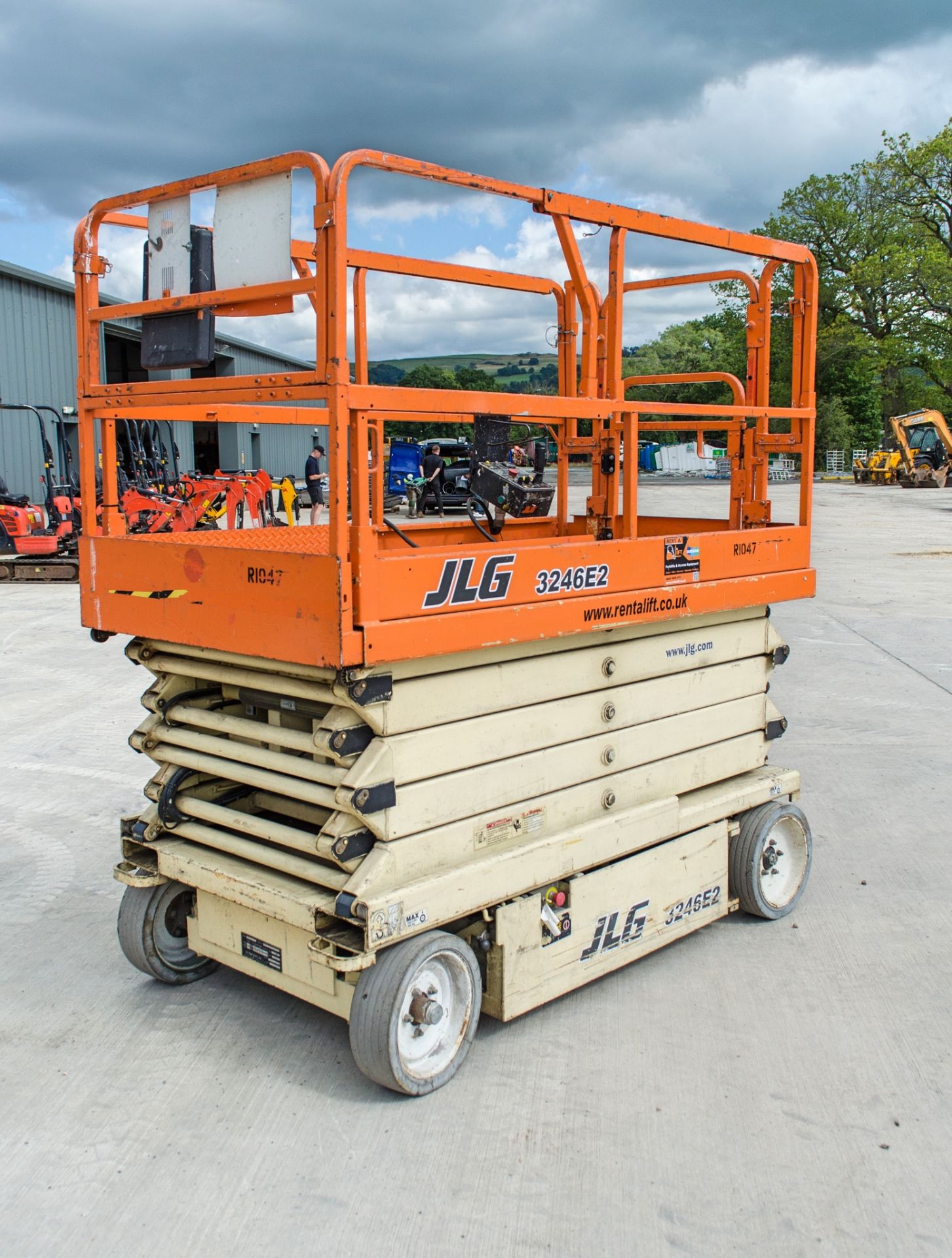 JLG 3246 E2 battery electric scissor lift Year: 2002 S/N: 0200103245 R1047 - Image 3 of 10