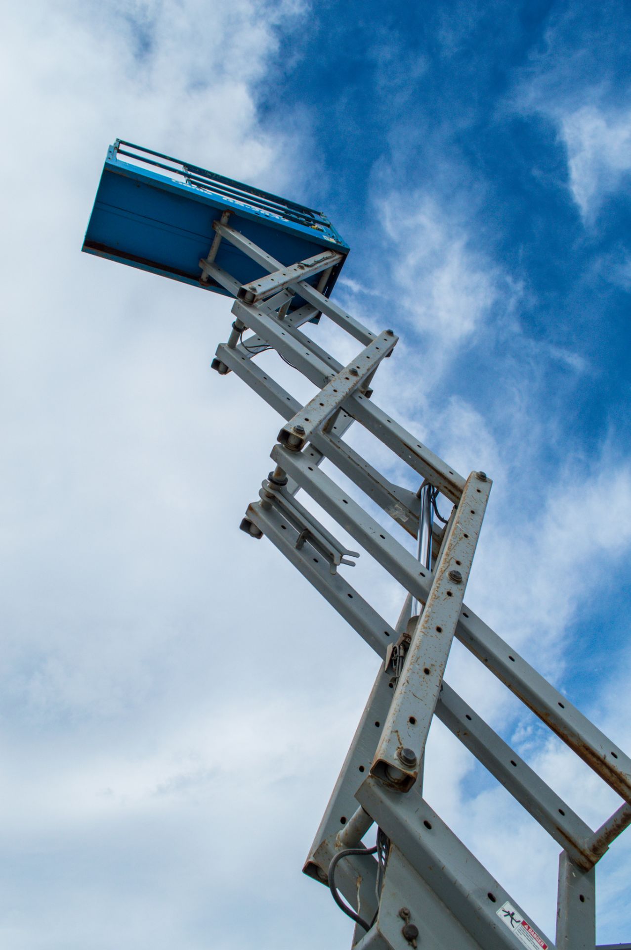 Genie GS2632 battery electric scissor lift Year: 2002 S/N: 46756 Recorded Hours: 552 9651 - Image 8 of 10