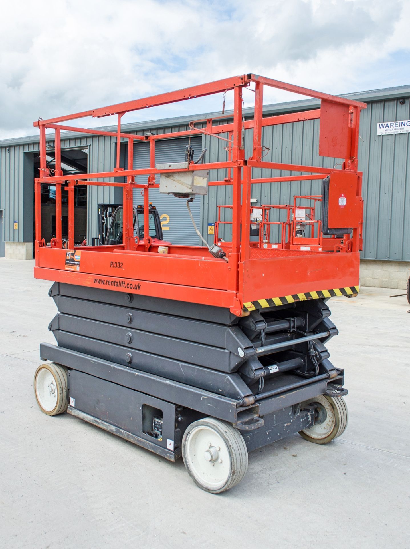 Skyjack SJ4626 battery electric scissor lift Year: 2005 S/N: 713452 R1332