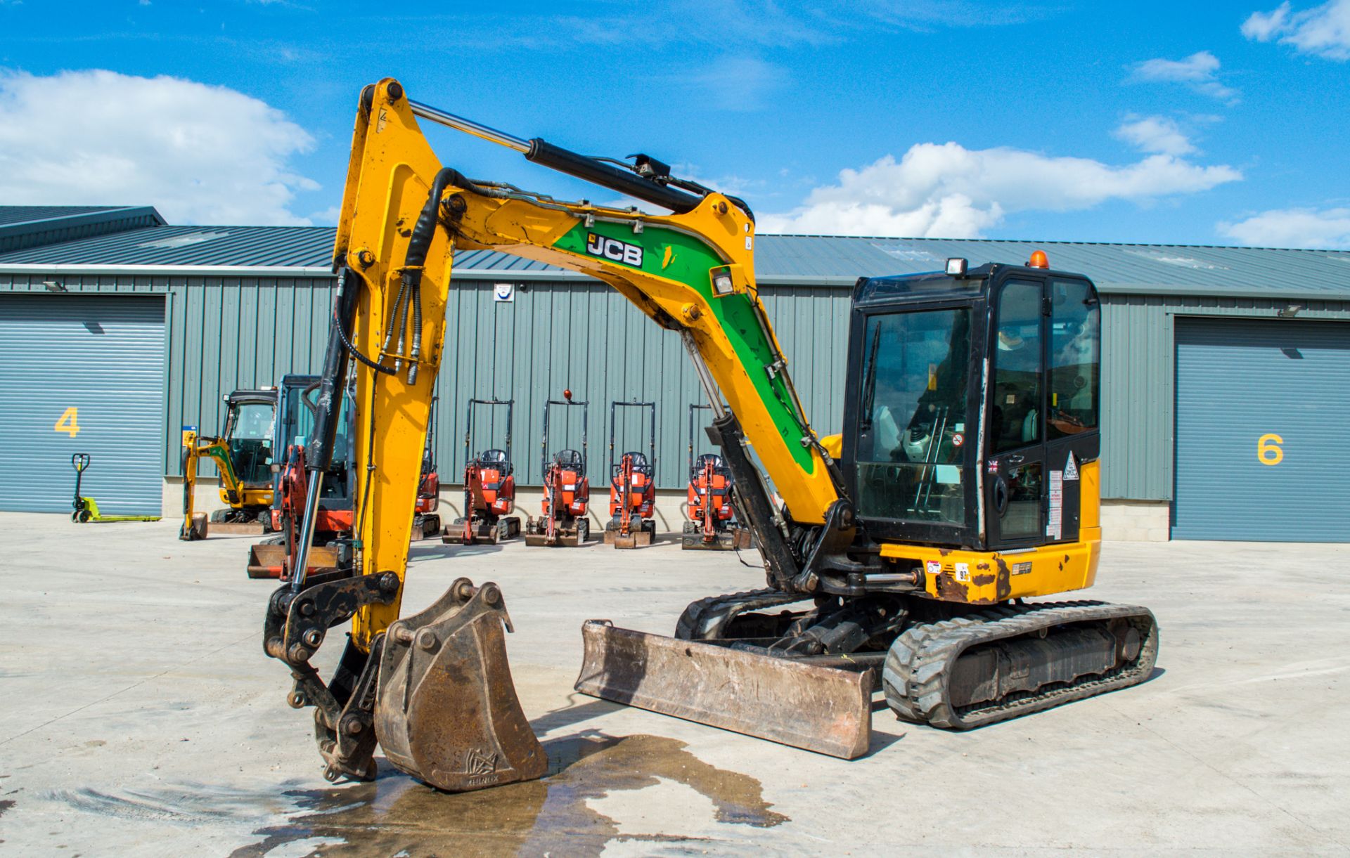 JCB 65R-1 6.5 tonne rubber tracked midi excavator  Year: 2015 S/N: 914068 Recorded Hours: 2673