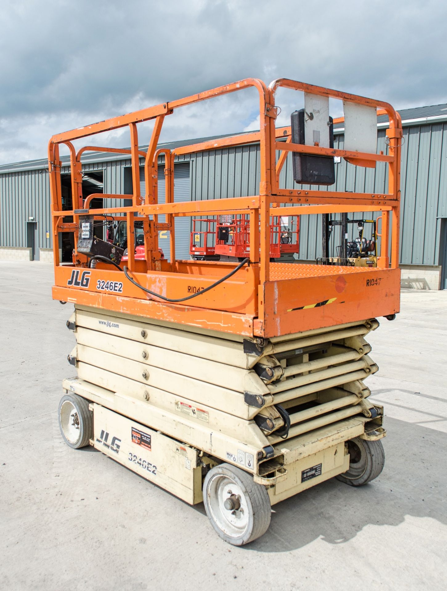 JLG 3246 E2 battery electric scissor lift Year: 2002 S/N: 0200103245 R1047