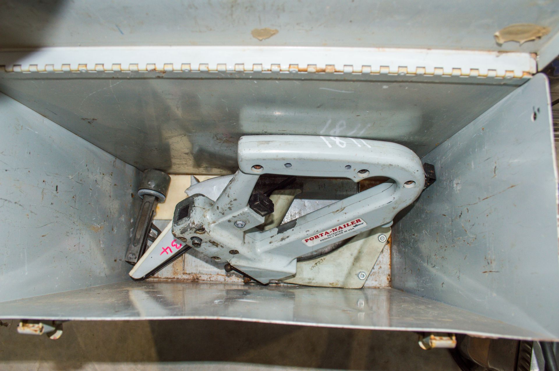 Portanailer manual nailer in disrepair c/w steel box WOXNP234