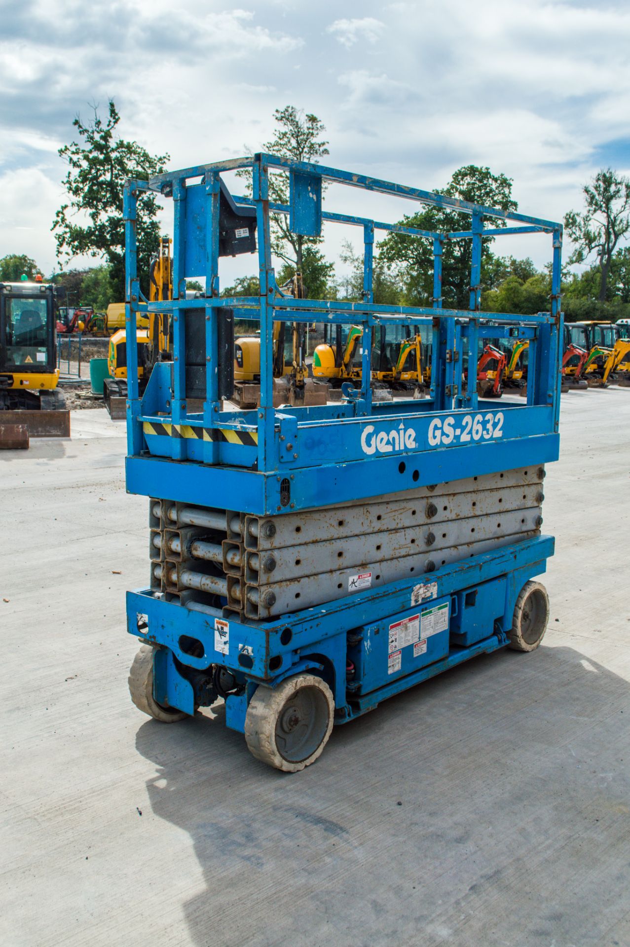 Genie GS2632 battery electric scissor lift Year: 2002 S/N: 46756 Recorded Hours: 552 9651 - Image 3 of 10