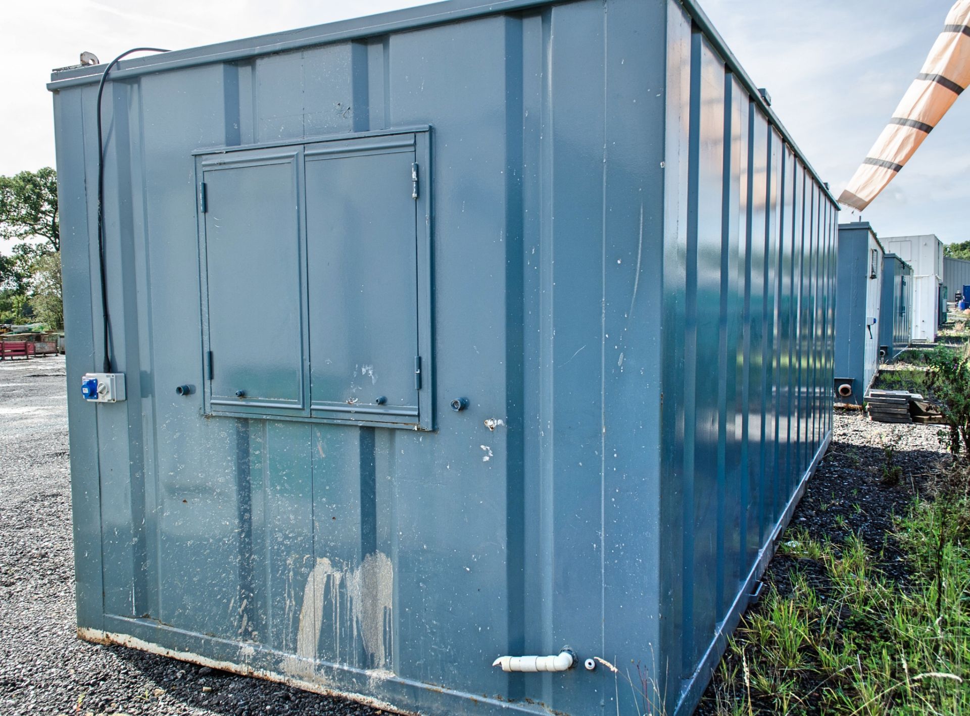24 ft x 8 ft 6 inch steel anti vandal canteen site unit ** No keys but unlocked ** - Image 4 of 6