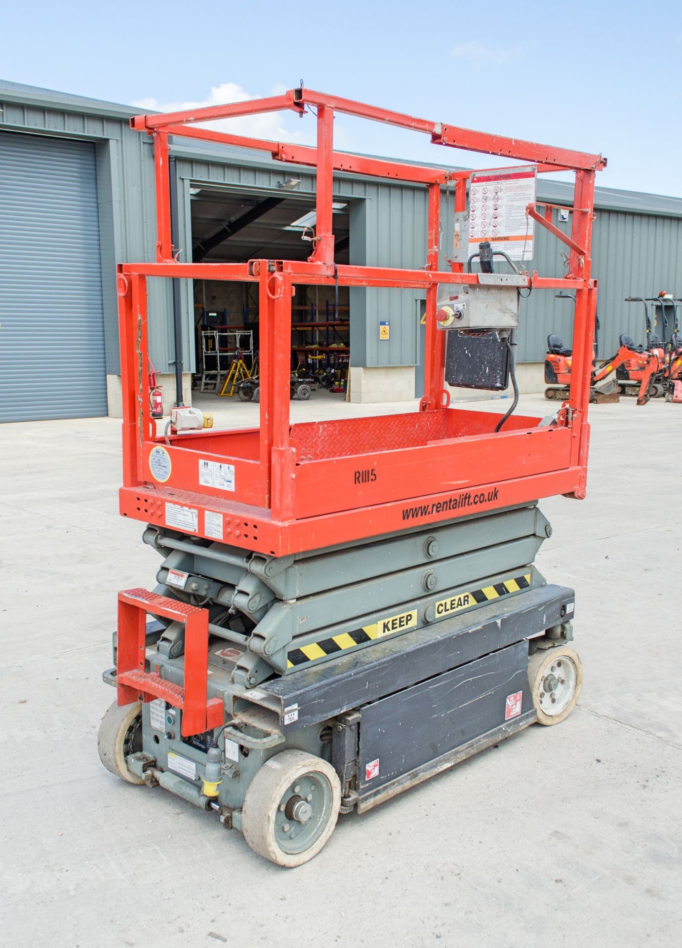 Skyjack SJIII 3219 battery electric scissor lift Year: 2004 S/N: 243244 R1115 - Image 2 of 10