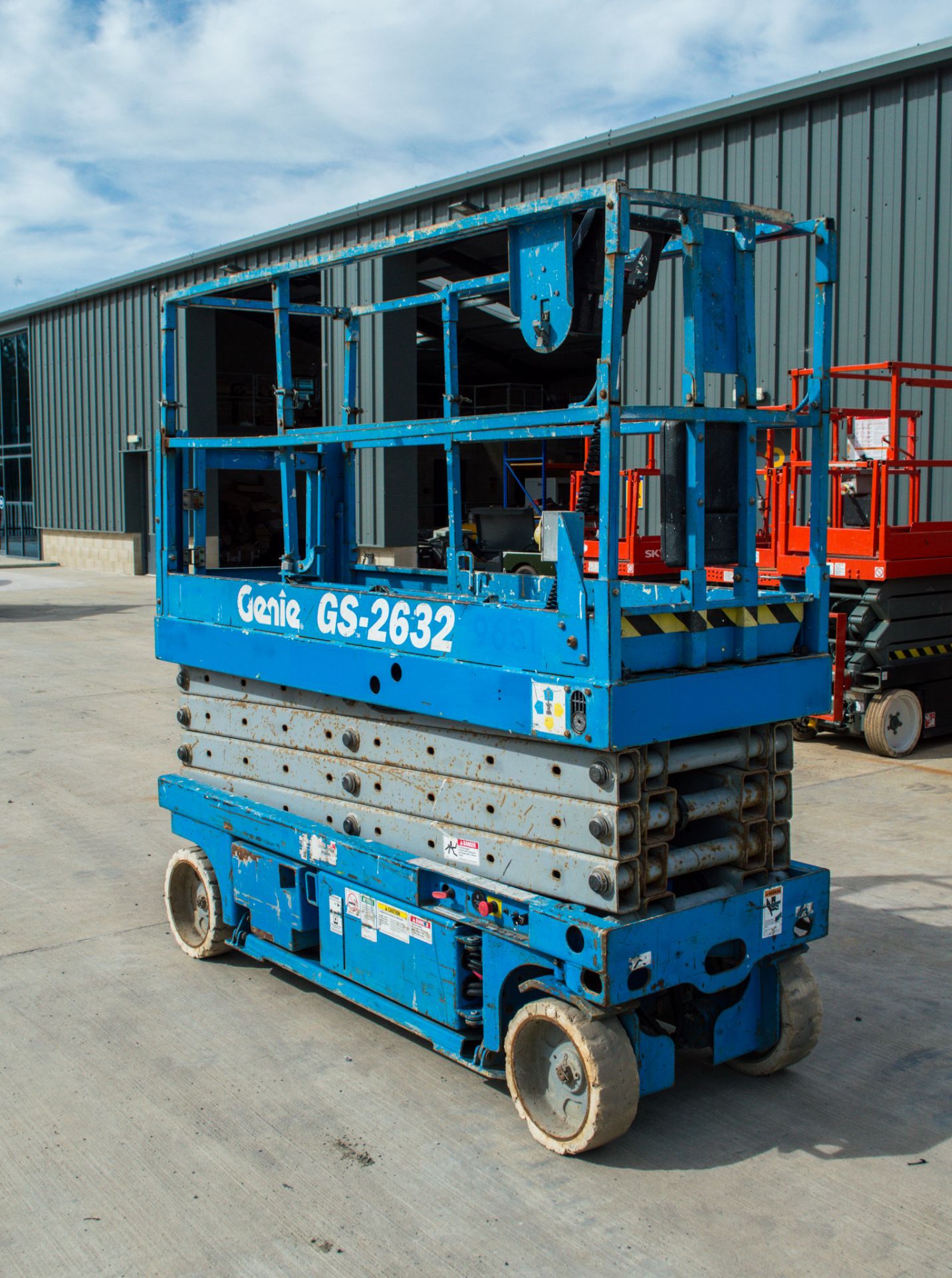 Genie GS2632 battery electric scissor lift Year: 2002 S/N: 46756 Recorded Hours: 552 9651 - Image 2 of 10