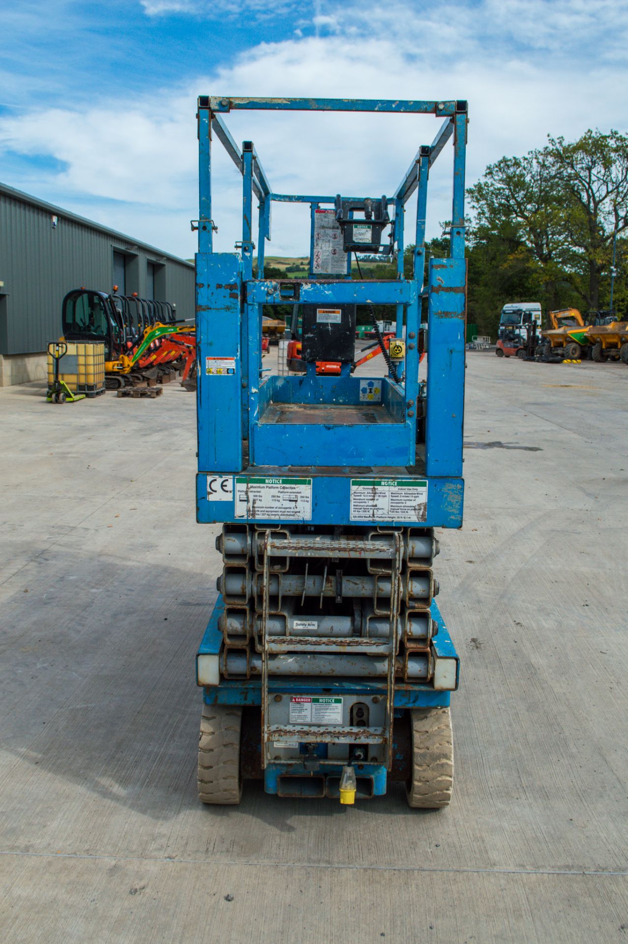 Genie GS2632 battery electric scissor lift Year: 2002 S/N: 46756 Recorded Hours: 552 9651 - Image 5 of 10