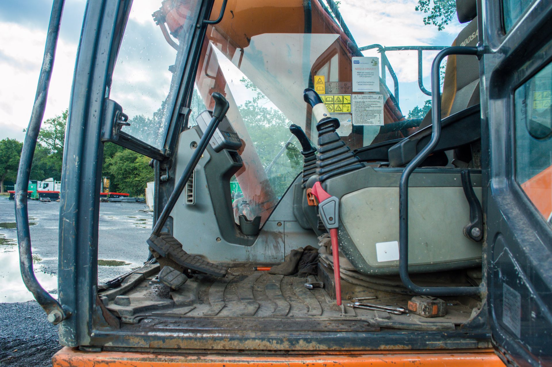 Doosan DX225 LC 25 tonne steel tracked excavator  Year: 2012 S/N: 005112 Recorded Hours: 10481 - Image 18 of 20