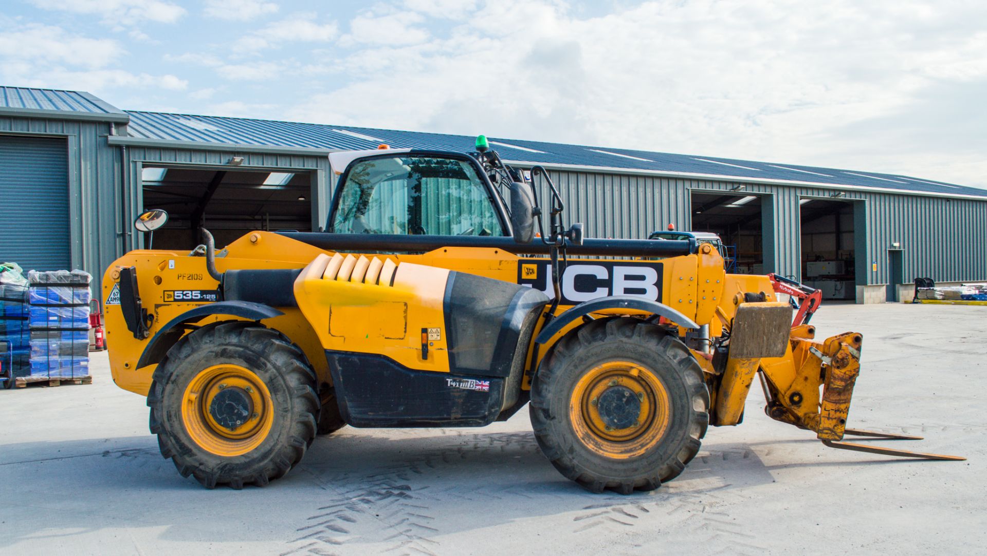 JCB 535-125 12.5 metre telescopic handler  Year: 2015 S/N: 352262 Recorded Hours: 2923 c/w front - Image 8 of 19