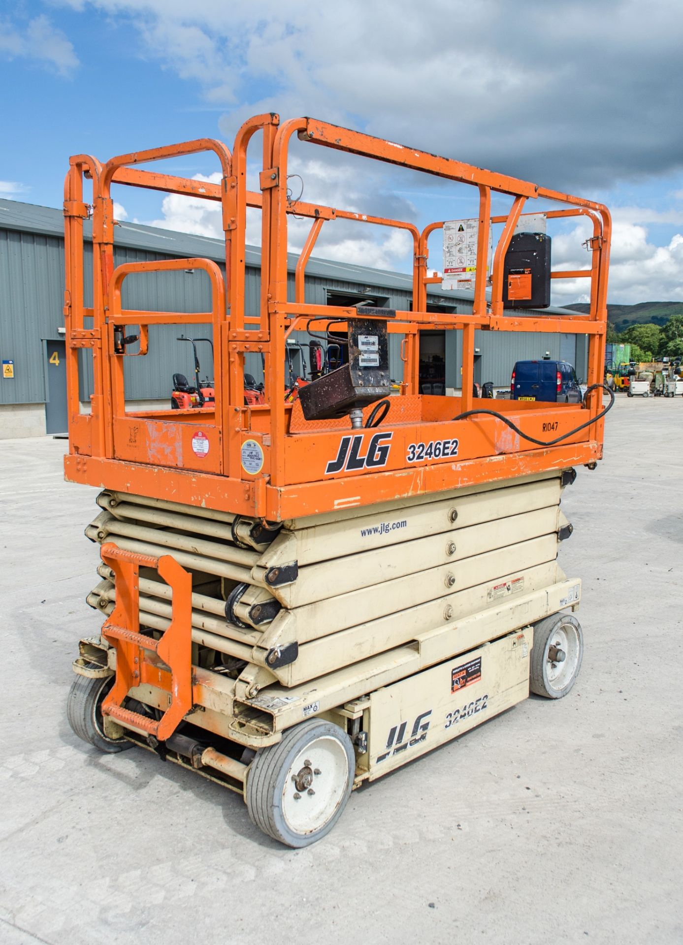 JLG 3246 E2 battery electric scissor lift Year: 2002 S/N: 0200103245 R1047 - Image 2 of 10