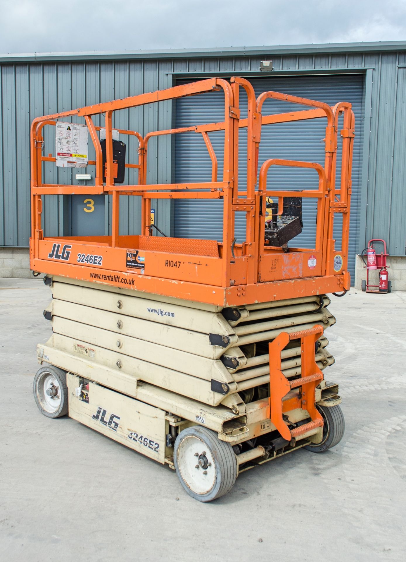 JLG 3246 E2 battery electric scissor lift Year: 2002 S/N: 0200103245 R1047 - Image 4 of 10