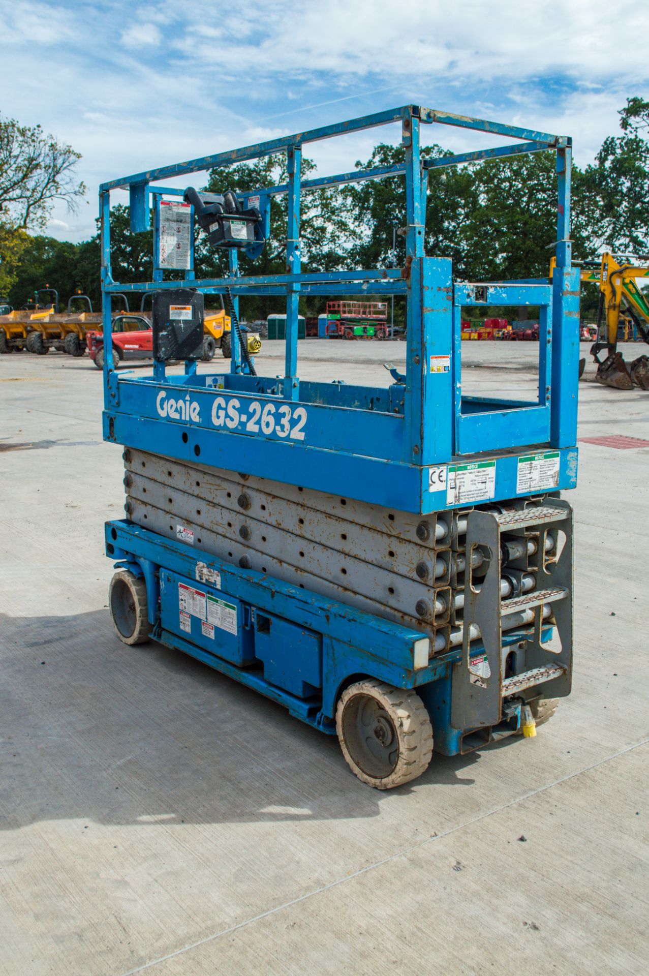 Genie GS2632 battery electric scissor lift Year: 2002 S/N: 46756 Recorded Hours: 552 9651 - Image 4 of 10