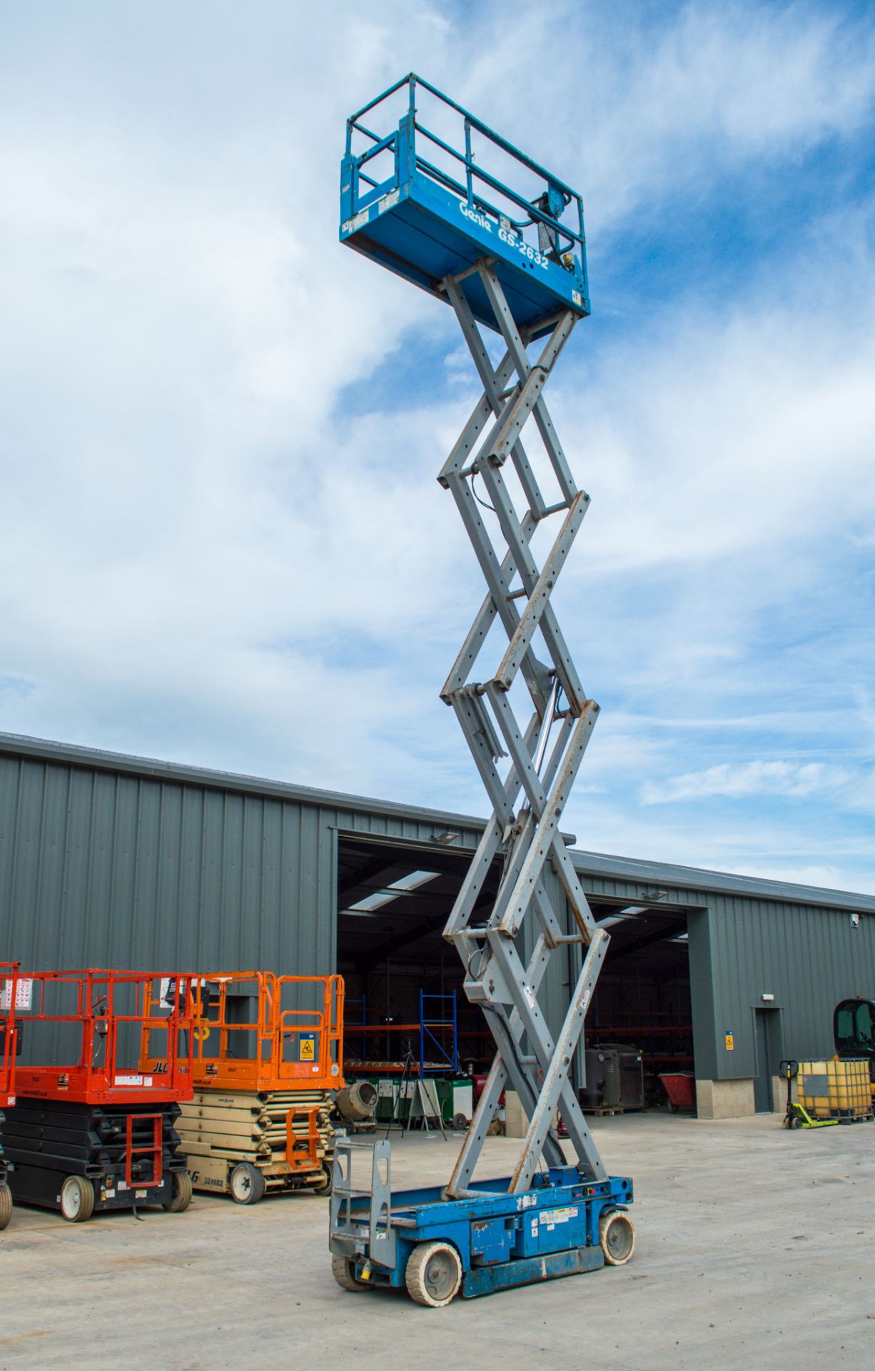 Genie GS2632 battery electric scissor lift Year: 2002 S/N: 46756 Recorded Hours: 552 9651 - Image 7 of 10