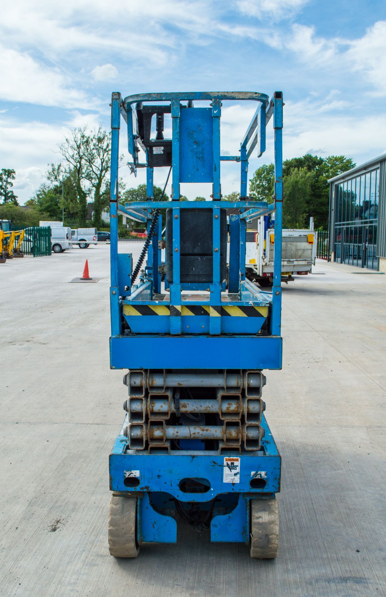 Genie GS2632 battery electric scissor lift Year: 2002 S/N: 46756 Recorded Hours: 552 9651 - Image 6 of 10