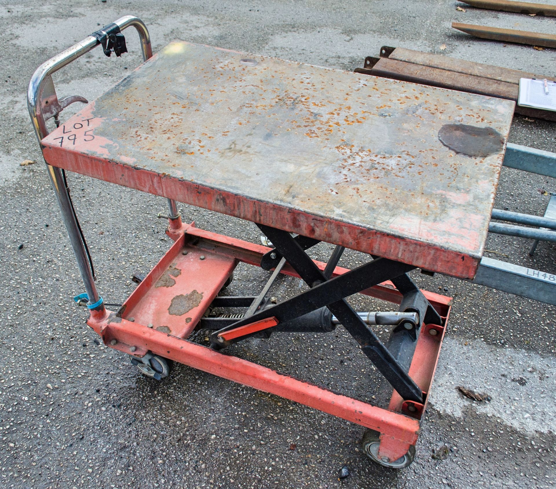 Hydraulic mobile lift trolley - Image 2 of 2