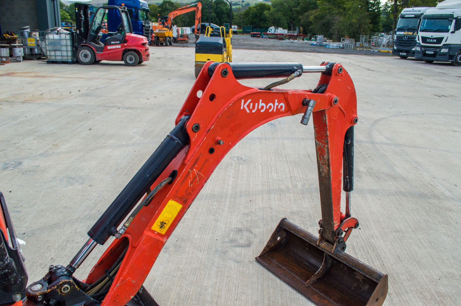 Kubota K008-3 0.8 tonne rubber tracked micro excavator Year: 2014 S/N: 25104 Recorded Hours: 2797 - Image 11 of 18