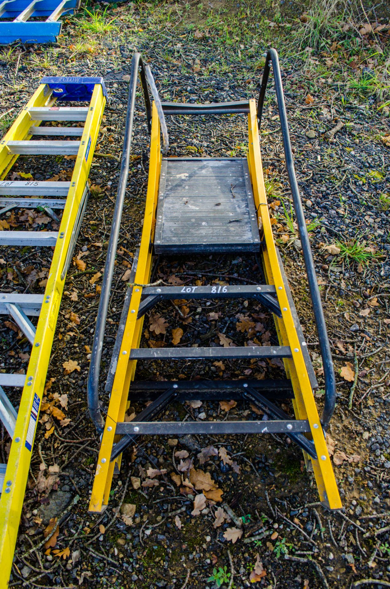 Youngman 4 tread glass fibre framed step ladder A838150