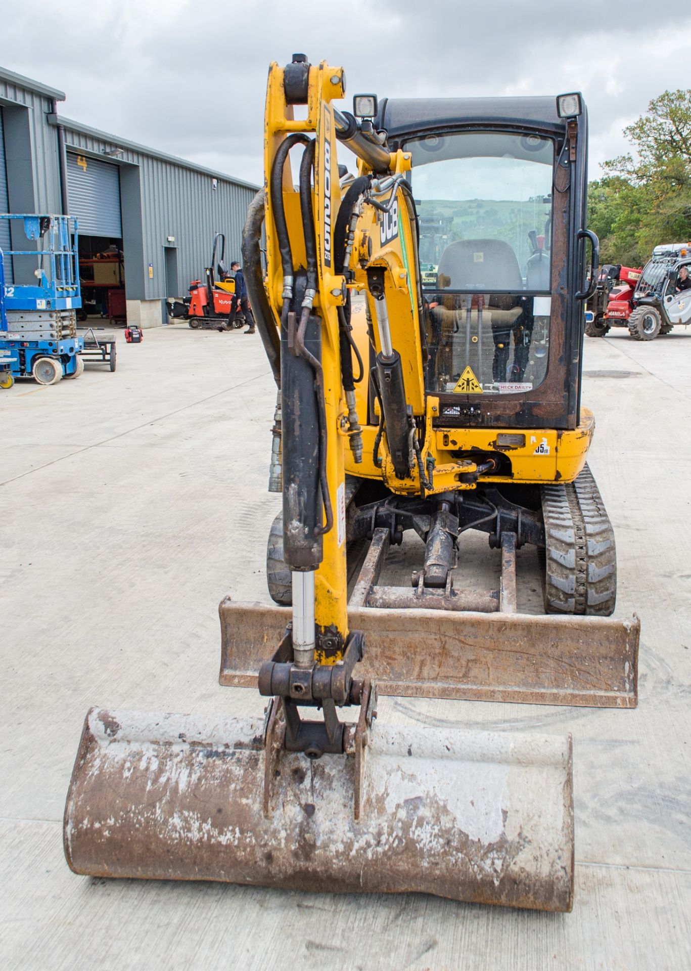 JCB 8025 ZTS 2.5 tonne zero tail swing rubber tracked mini excavator Year: 2013 S/N: 2226194 - Image 5 of 20