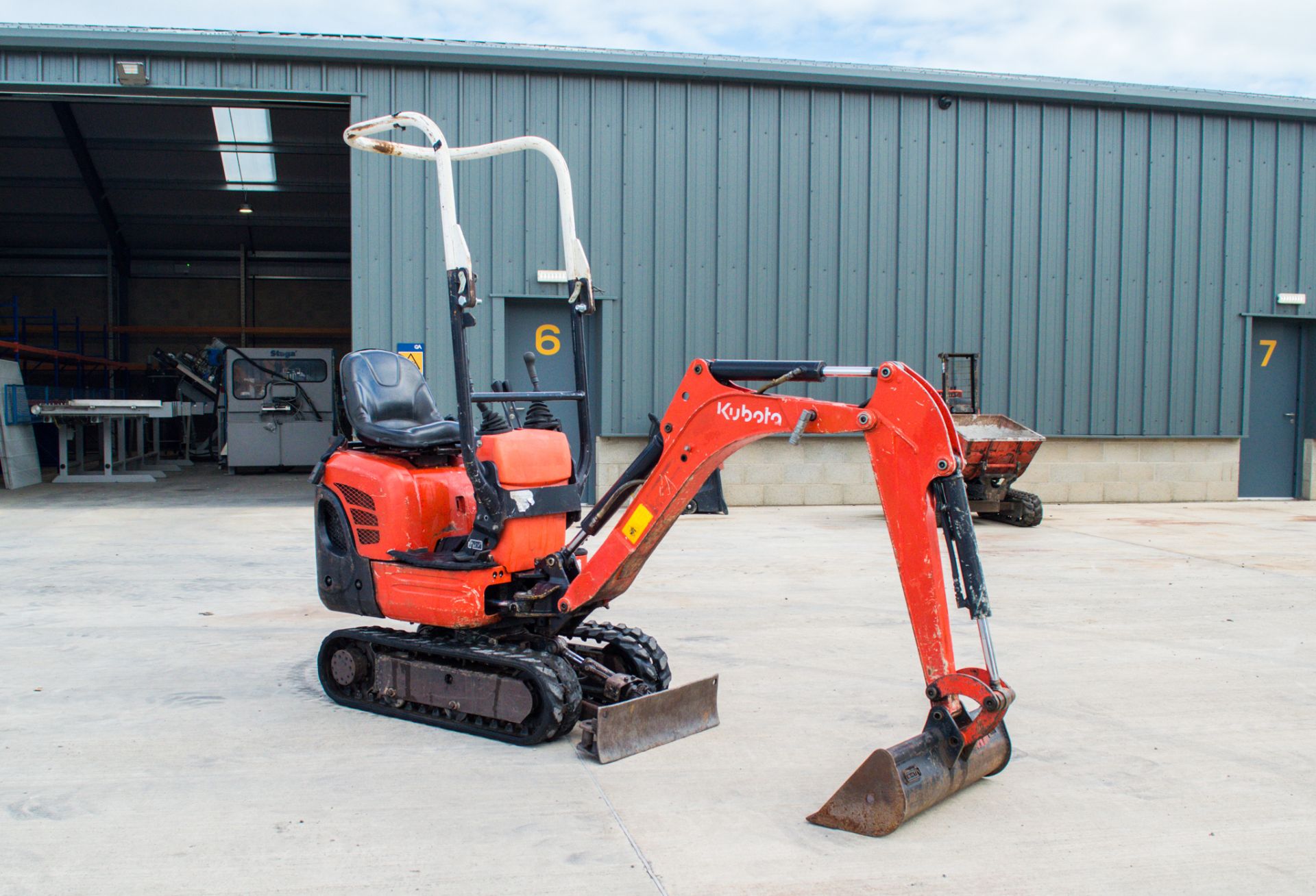 Kubota K008-3 0.8 tonne rubber tracked micro excavator Year: 2014 S/N: 25104 Recorded Hours: 2797 - Image 2 of 18