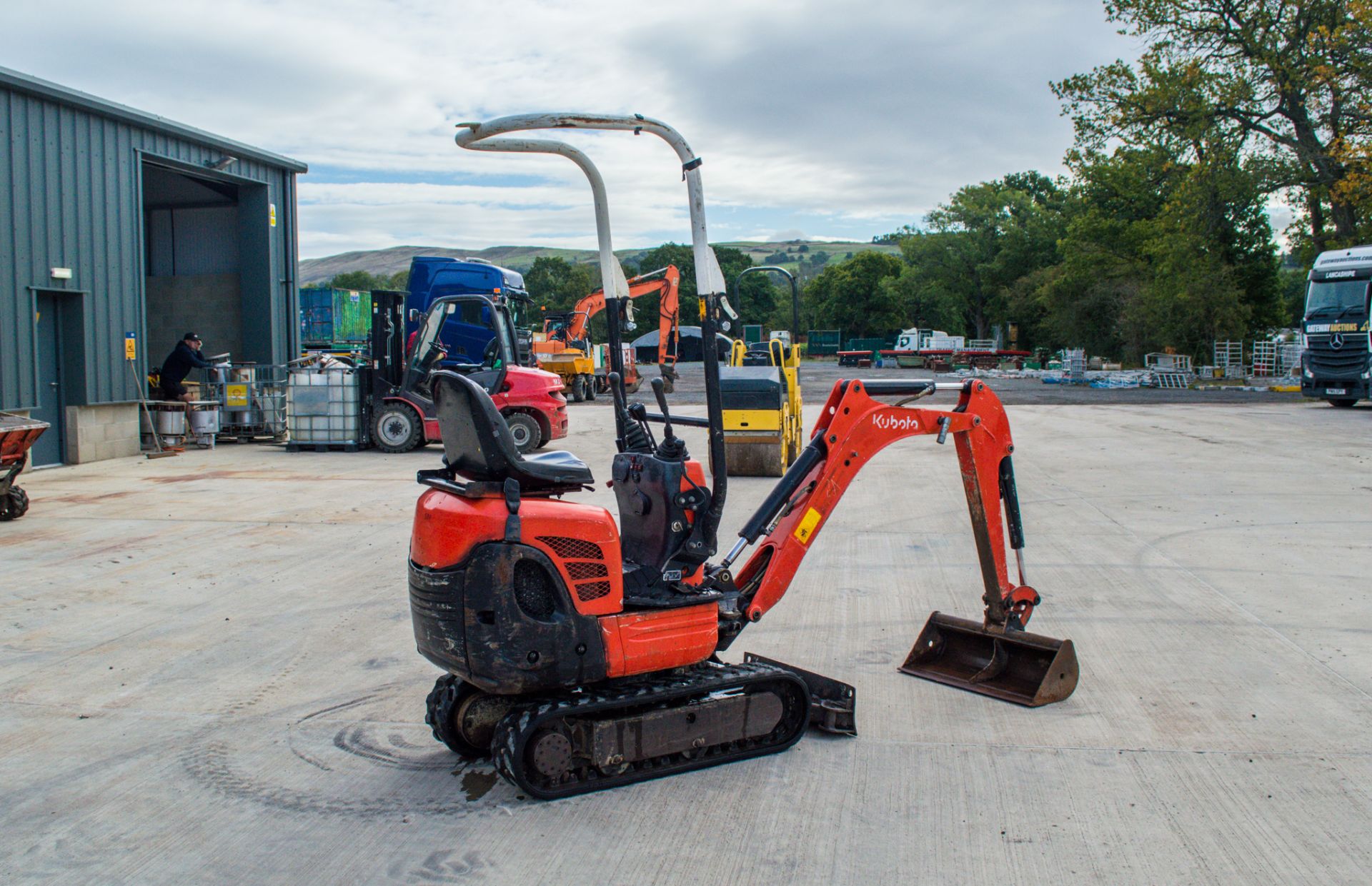 Kubota K008-3 0.8 tonne rubber tracked micro excavator Year: 2014 S/N: 25104 Recorded Hours: 2797 - Image 3 of 18