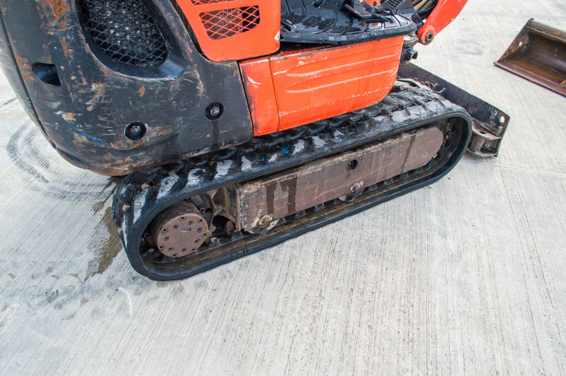 Kubota K008-3 0.8 tonne rubber tracked micro excavator Year: 2014 S/N: 25104 Recorded Hours: 2797 - Image 10 of 18