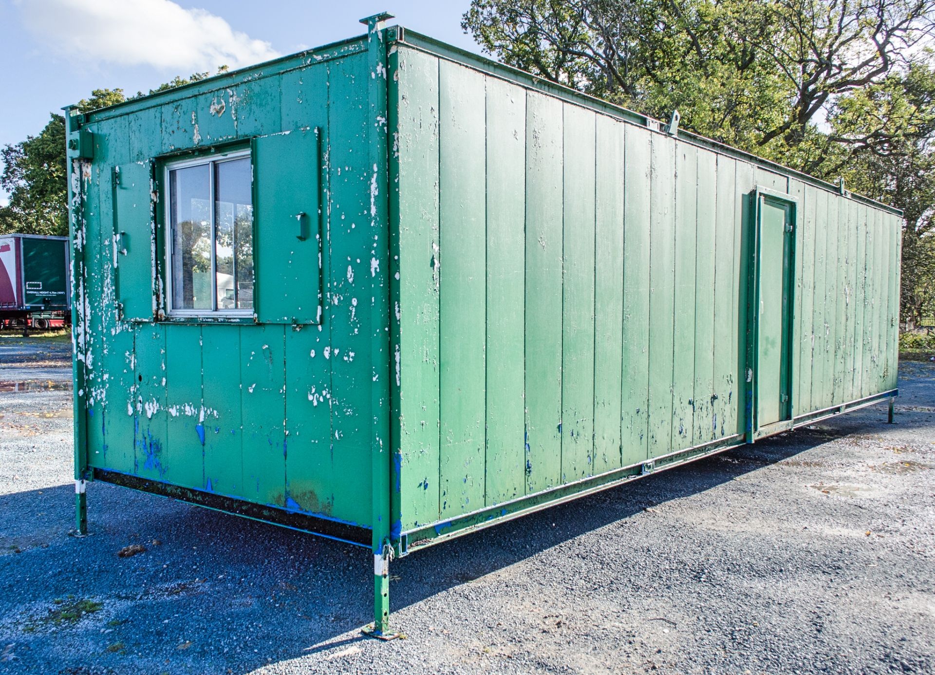 32 ft x 10 ft steel anti vandal jack leg office site unit Comprising of: lobby & 2 - offices - Image 3 of 7