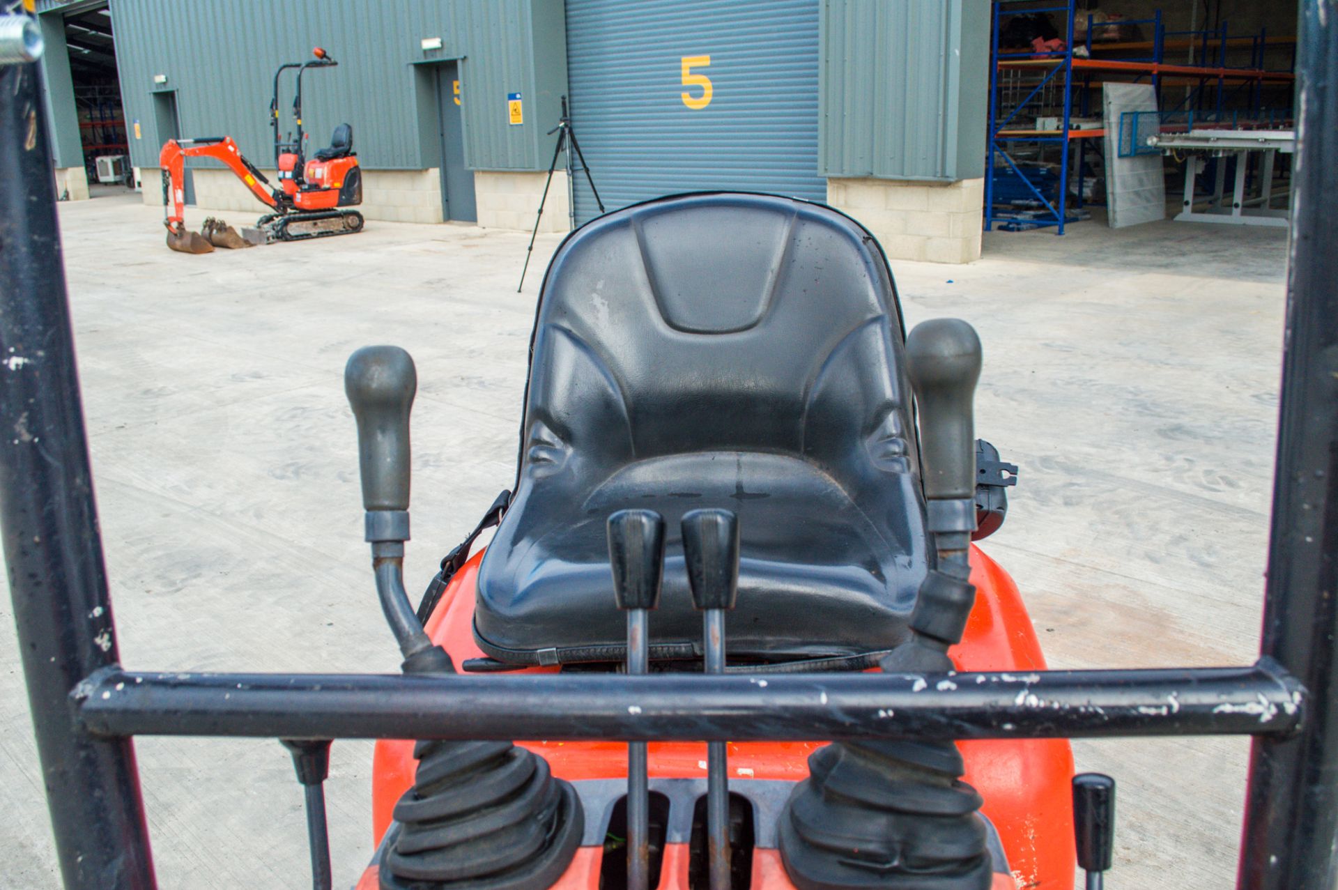 Kubota K008-3 0.8 tonne rubber tracked micro excavator Year: 2014 S/N: 25104 Recorded Hours: 2797 - Image 17 of 18