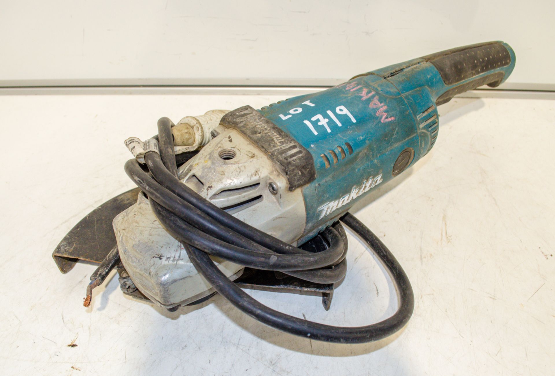 Makita GA9020 110v 230mm angle grinder ** For spares **