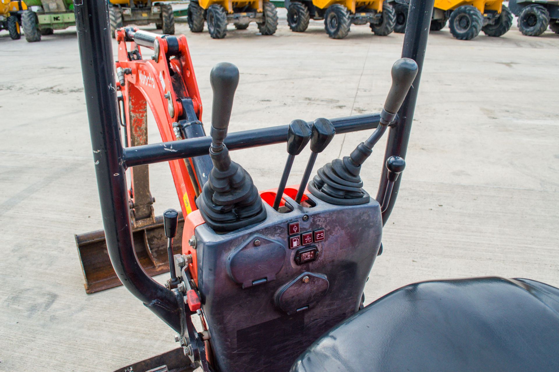 Kubota K008-3 0.8 tonne rubber tracked micro excavator Year: 2014 S/N: 25104 Recorded Hours: 2797 - Image 18 of 18