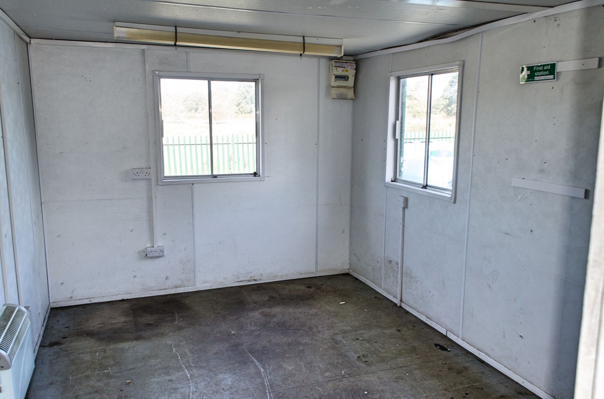 32 ft x 10 ft steel anti vandal jack leg office site unit Comprising of: lobby & 2 - offices - Image 7 of 7