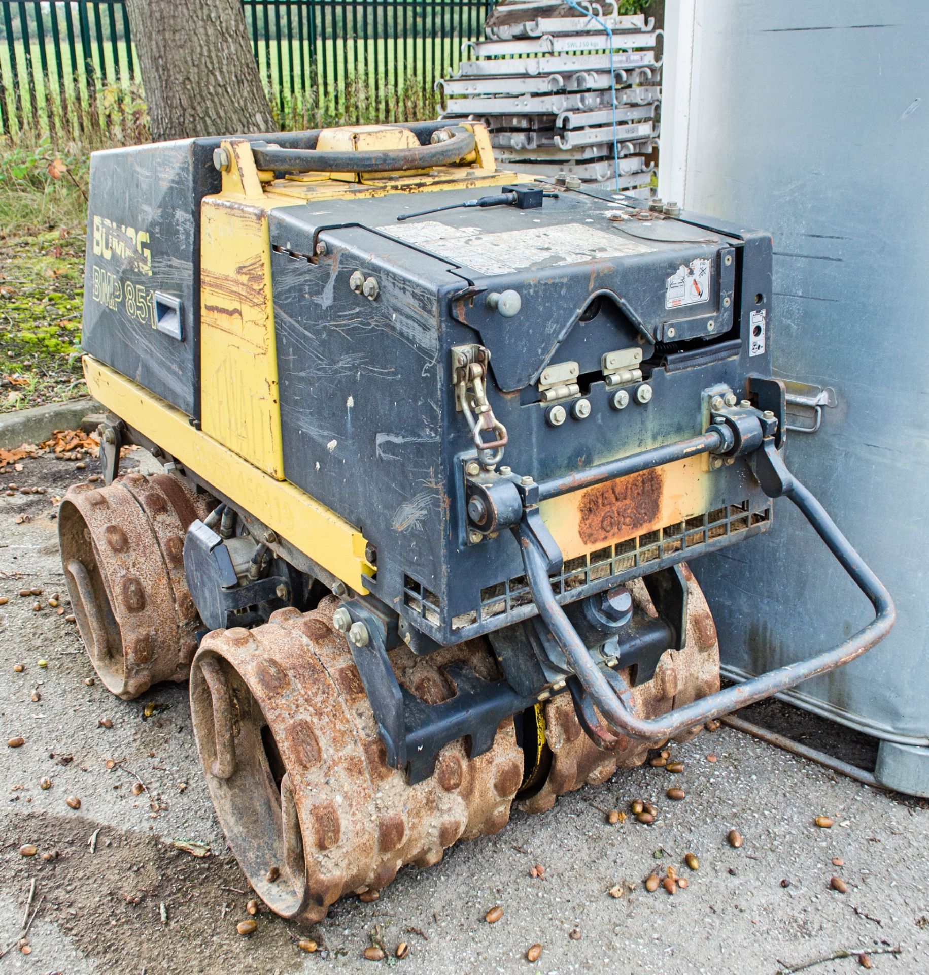 Bomag BMP851 diesel driven trench roller Year: 2005 S/N: 041774 c/w remote control - Image 3 of 8