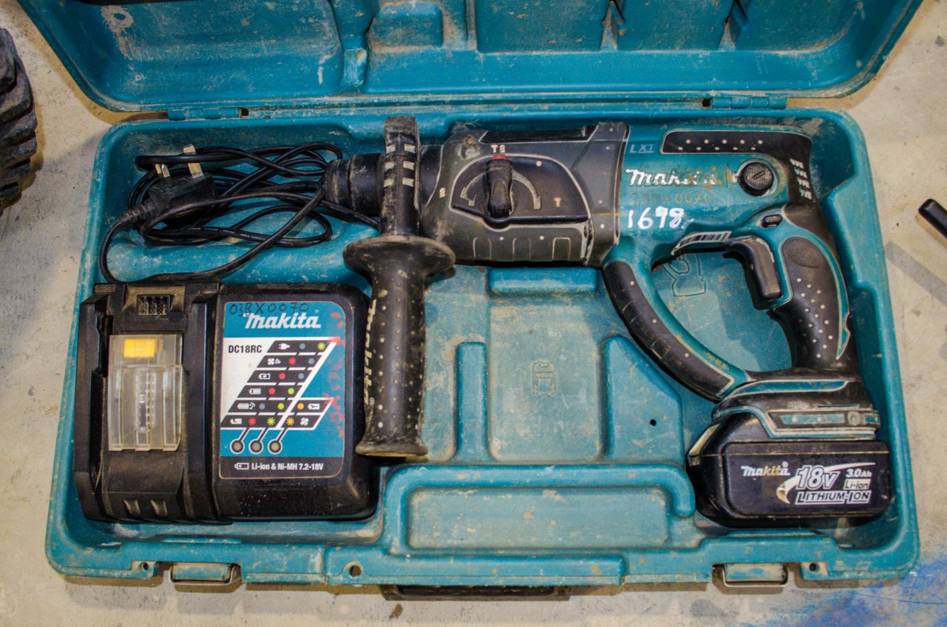 Makita DHR202 18v cordless rotary hammer drill c/w battery charger and carry case