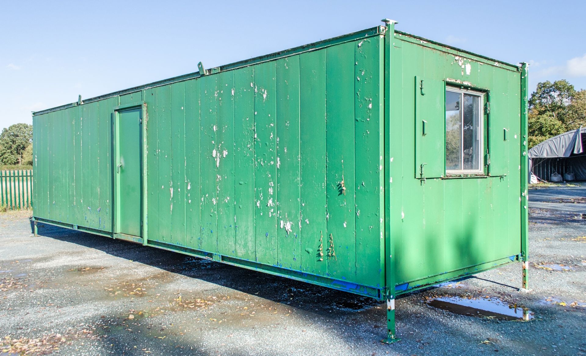 32 ft x 10 ft steel anti vandal jack leg office site unit Comprising of: lobby & 2 - offices - Image 4 of 7