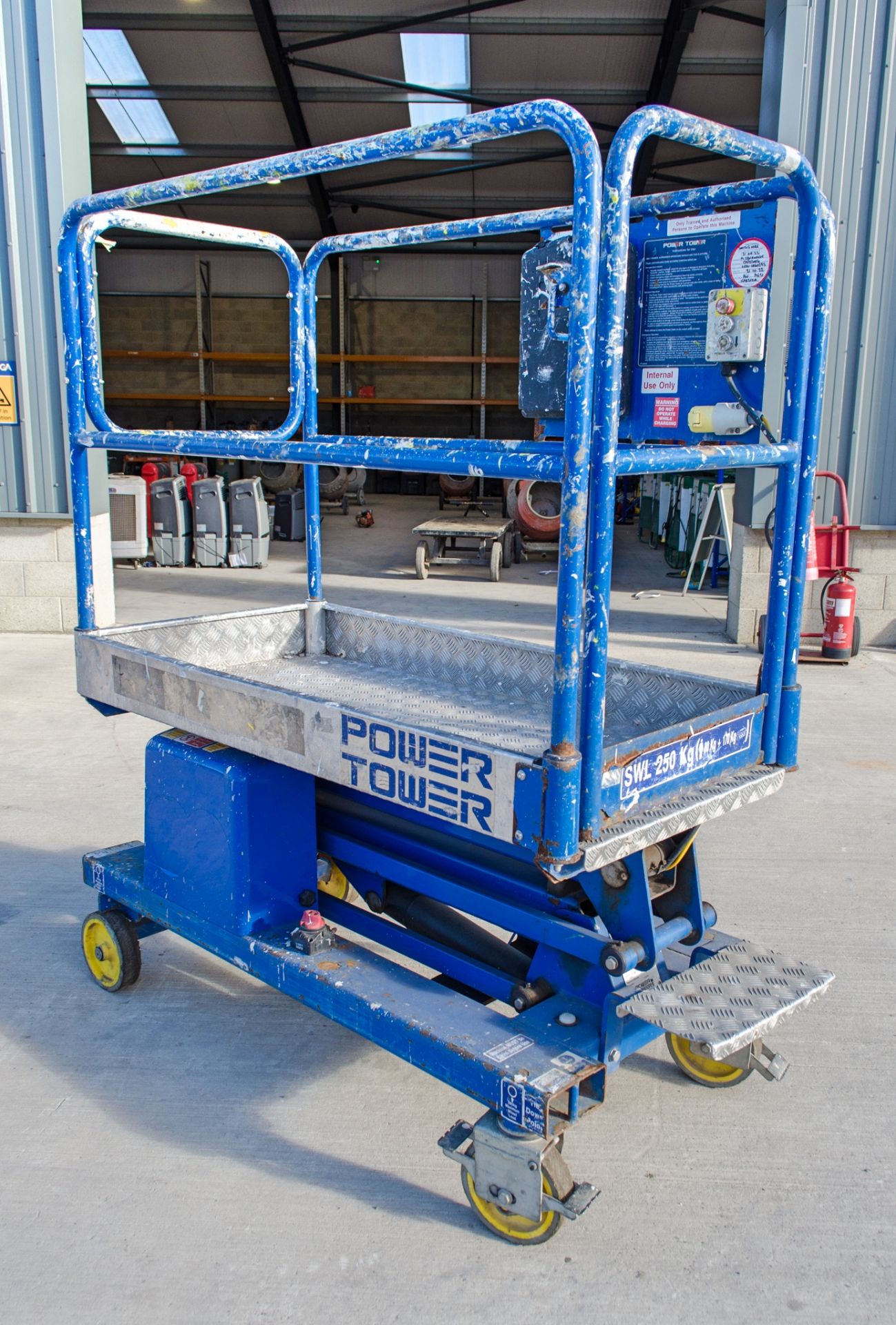 Power Tower battery electric push around access platform Year: 2011 S/N: 15983111A HYP183 - Image 3 of 9
