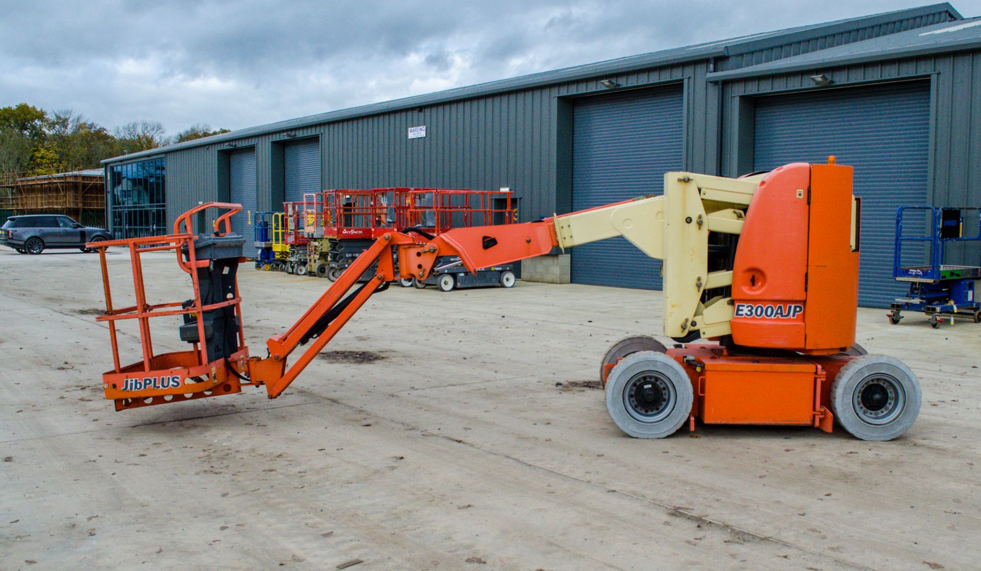 JLG 300AJP battery operated 30ft articulated boom lift Year: 2001 S/N: 0065700 Recorded hours: 663 - Image 8 of 16
