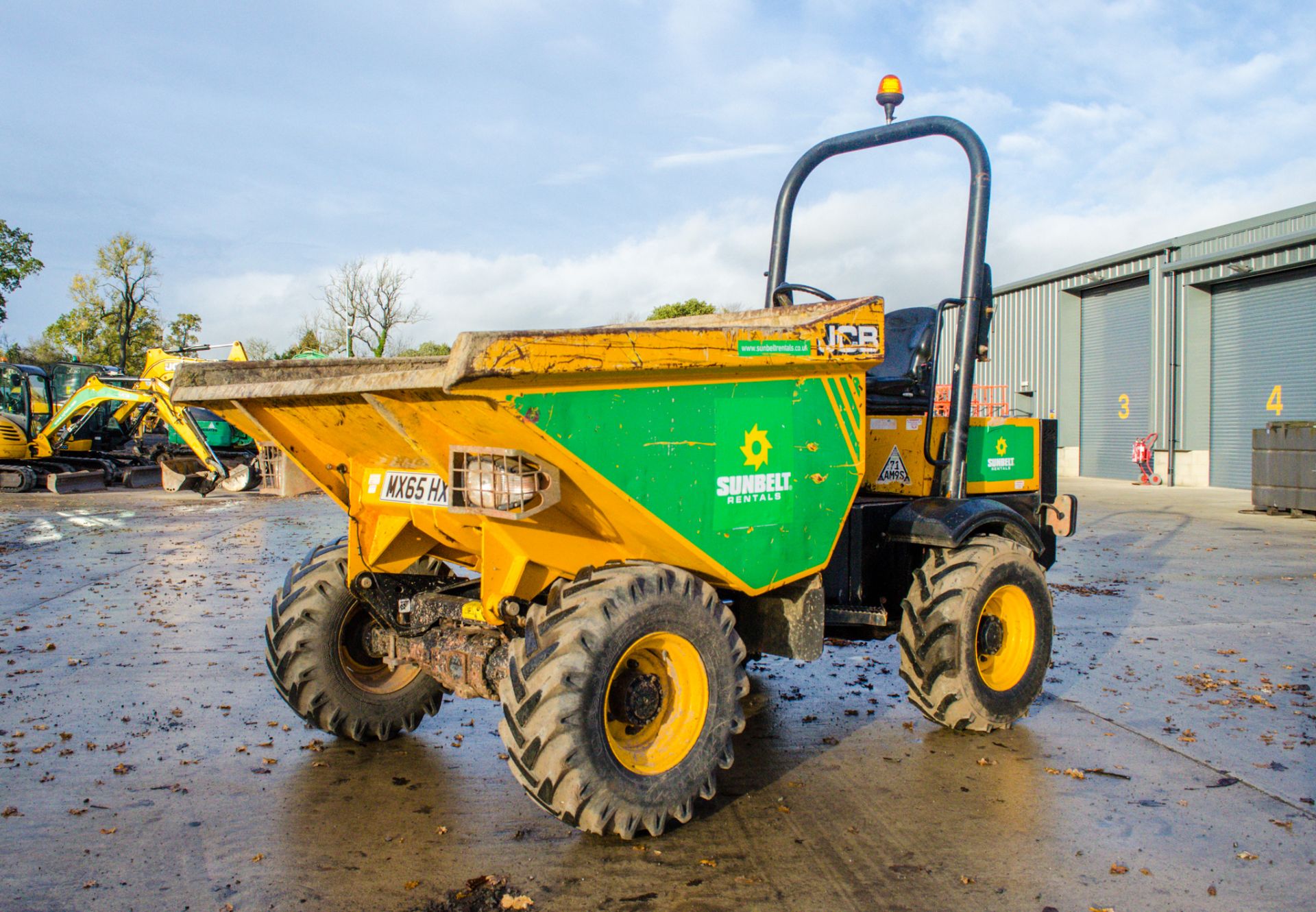 JCB 3 tonne straight skip dumper Year: 2015 S/N: RE8399 Recorded Hours: 1071 A669033