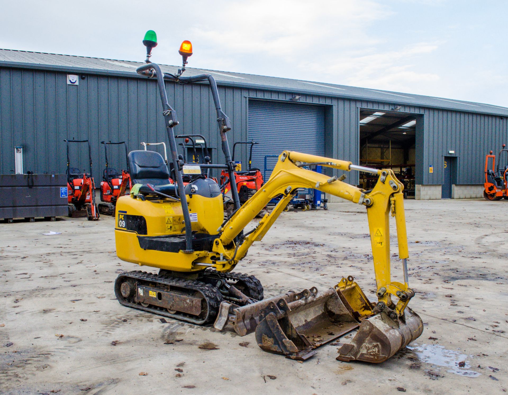 Komatsu PC09-1 1 tonne rubber tracked micro excavator Year: 2018 S/N: 15850 piped, blade expanding - Image 2 of 21