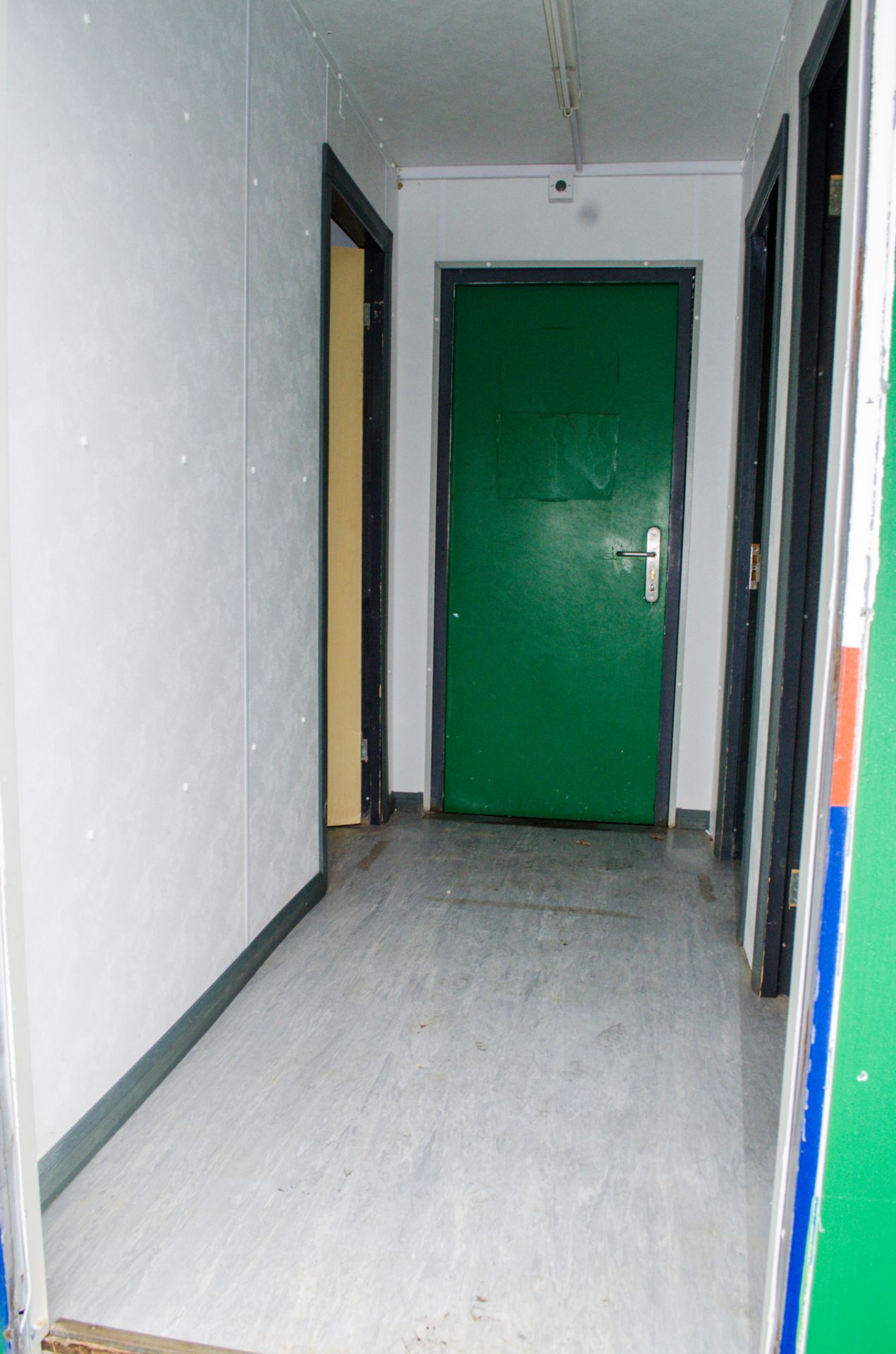 32 ft x 10 ft steel anti-vandal jack leg toilet site unit  Comprising of: Gents toilet (2 - urinals, - Image 5 of 13